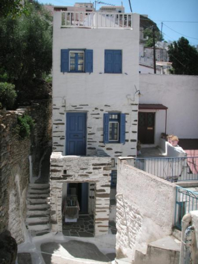 3-level doll house in Kea Ioulida/Chora, Cyclades